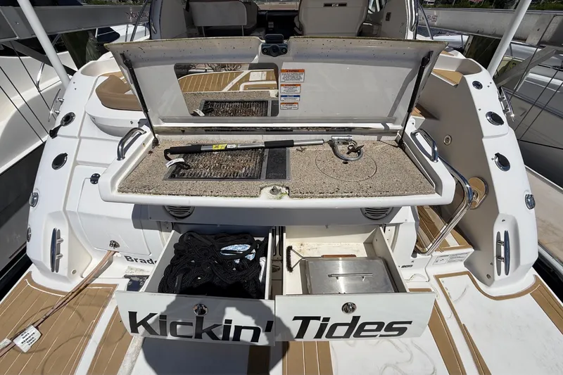 Slide: The Image of Sea Ray Sundancer 350 Coupe 2018 - 123