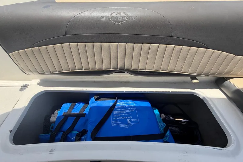Slide: The Image of Stingray 204 LR 2018 Boot mit Stauraum und blauen Schwimmwesten. - 49