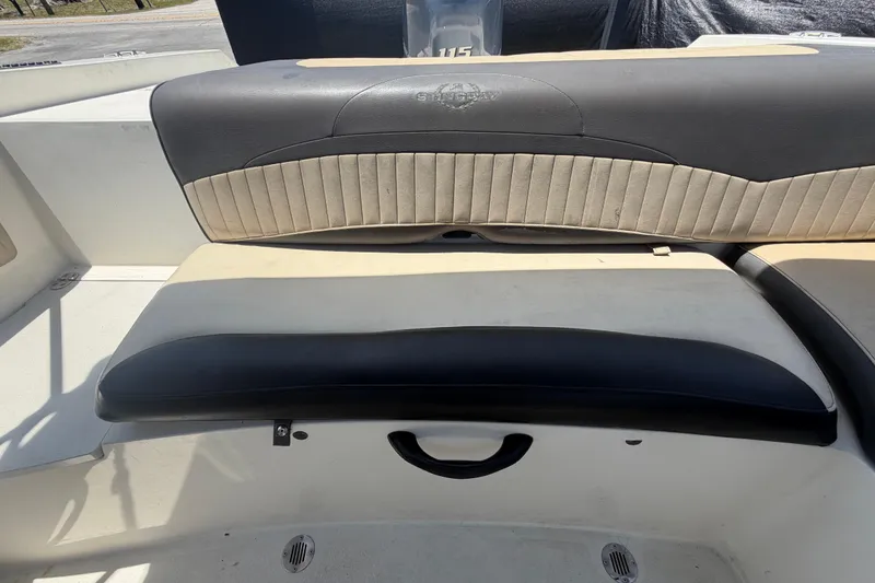Slide: The Image of Área de asientos de un bote Stingray 204 LR 2018. - 48