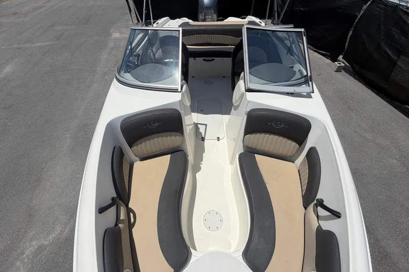 Slide: The Image of Innenansicht eines 2018er Stingray 204 LR Bootes mit Sitzplätzen. - 40