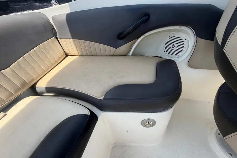 Slide: The Image of Innenraum eines 2018 Stingray 204 LR Bootes mit Sitzbereich. - 46