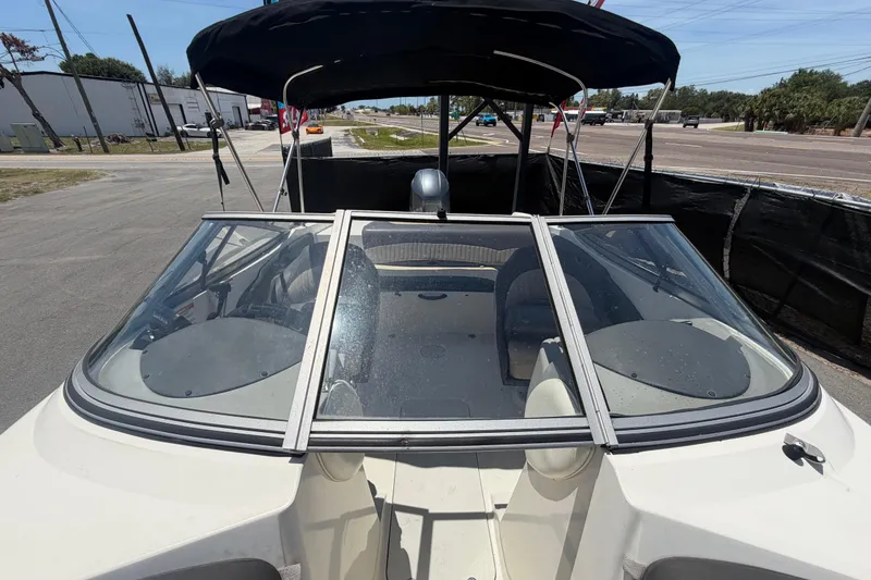 Slide: The Image of 2018 Stingray 204 LR Boot mit schwarzem Verdeck auf Parkplatz. - 42