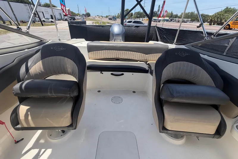 Slide: The Image of Innenraum eines 2018er Stingray 204 LR Bootes mit gepolsterten Sitzen. - 43