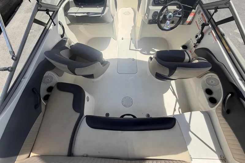 Slide: The Image of Interior de un barco Stingray 204 LR 2018 con asientos y timón. - 13