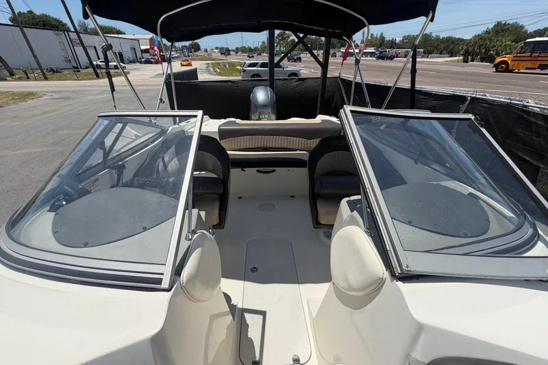 Slide: The Image of Vue intérieure d'un bateau Stingray 204 LR 2018 avec espace de sièges. - 41