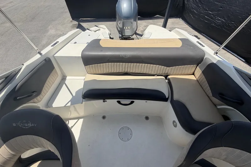 Slide: The Image of Interno di una barca Stingray 204 LR 2018 con area salotto. - 45