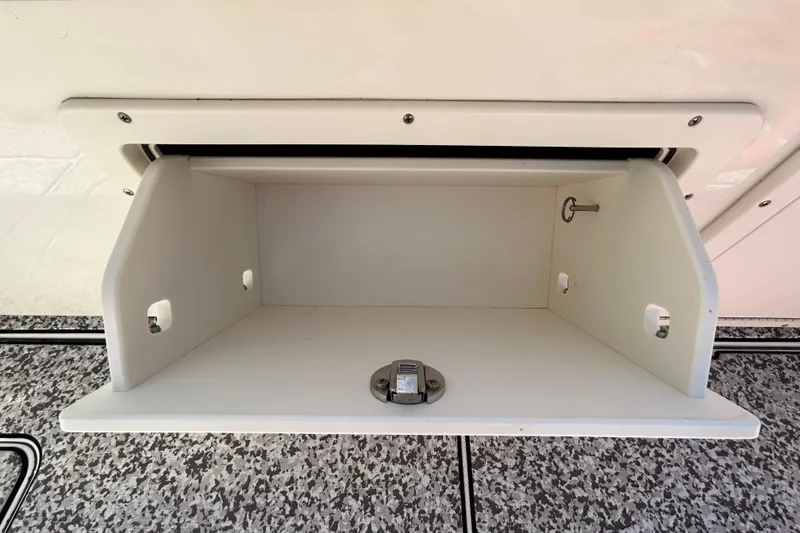 Slide: The Image of Compartiment de rangement dans le bateau World Cat 320 CC, modèle 2018. - 21