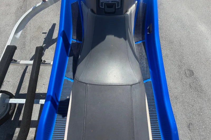 Slide: The Image of 2018 Yamaha WaveRunner EX Deluxe seat and footrests on trailer. - 14