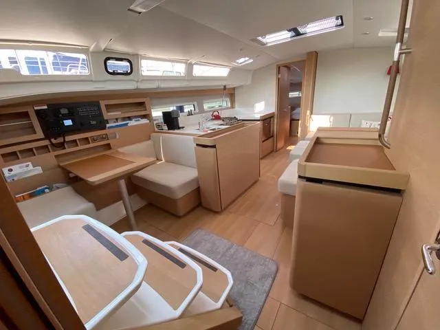 Slide: The Image of Innenraum der Jeanneau Sun Odyssey 490 von 2020 mit moderner Ausstattung und hellem Holz. - 13