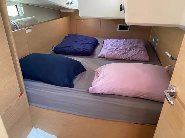 Slide: The Image of Kabine mit Doppelbett, blauen und rosa Kissen, Holzwänden und Oberlichtern. - 22