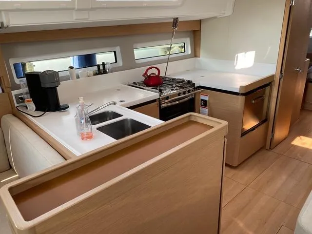 Slide: The Image of Die Küche einer Jeanneau Sun Odyssey 490 von 2020 mit Herd, Spüle und Kaffeemaschine. - 15