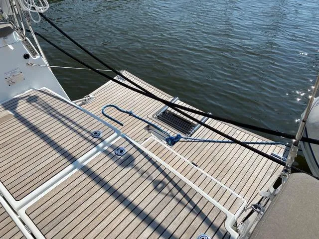 Slide: The Image of Das Bild zeigt das Deck einer Jeanneau Sun Odyssey 490 aus dem Jahr 2020 am Wasser. - 28