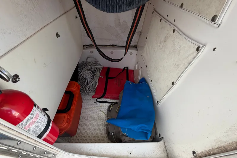 Slide: The Image of Un vano di stoccaggio con estintore, corde e borse all'interno di una barca. - 38