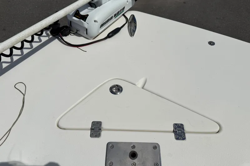 Slide: The Image of 2015 NauticStar 231 Coastal boat deck with hatch and trolling motor. - 45