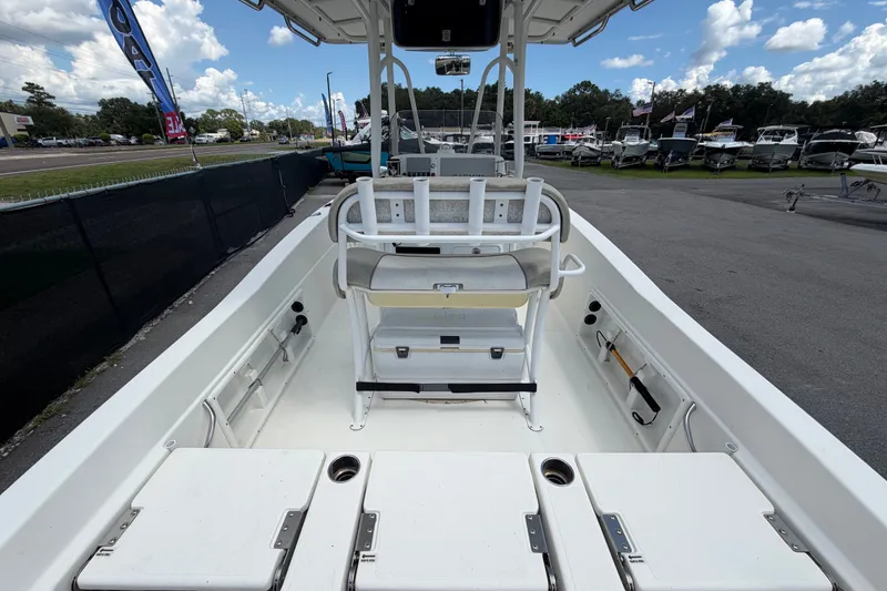 Slide: The Image of De afbeelding toont een NauticStar 231 Coastal boot uit 2015 met een open dek en zitgedeelte. - 14
