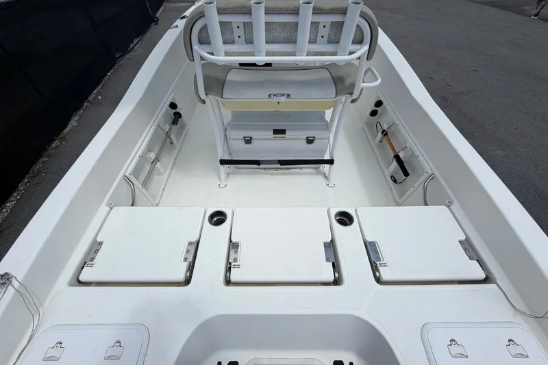 Slide: The Image of La imagen muestra la cubierta de un barco NauticStar 231 Coastal 2015 con almacenamiento y portacañas. - 13