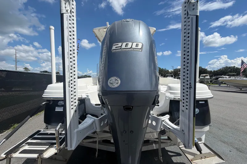 Slide: The Image of Ein 2015er NauticStar 231 Coastal mit einem 200-PS-Außenbordmotor, auf einem Parkplatz abgestellt. - 3