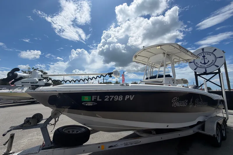 Slide: The Image of Ein NauticStar 231 Coastal Boot von 2015 auf einem Anhänger unter einem bewölkten Himmel. - 9