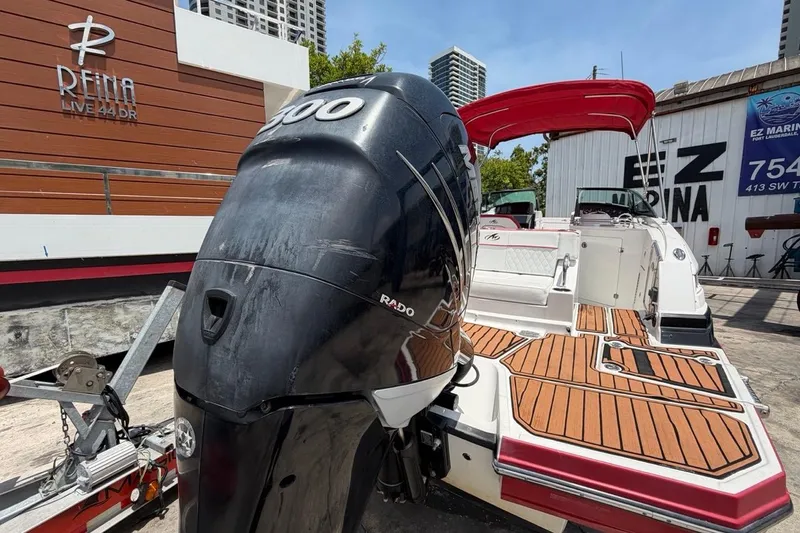 Slide: The Image of 2017 Monterey M-65 boot met buitenboordmotor op een trailer. - 33