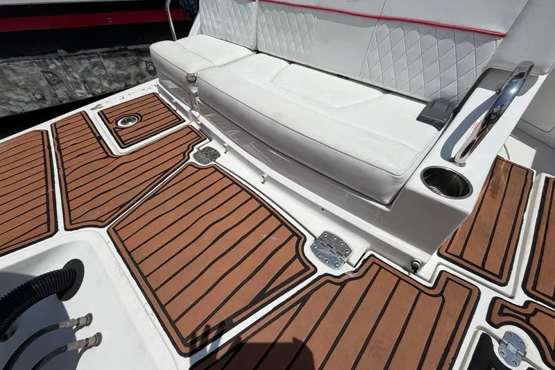 Slide: The Image of Monterey M-65 boot 2017 met witte zitplaatsen en houten vloer. - 47