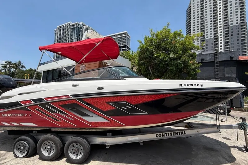 Slide: The Image of 2017 Monterey M-65 boot met rood zonnedak op trailer. - 3