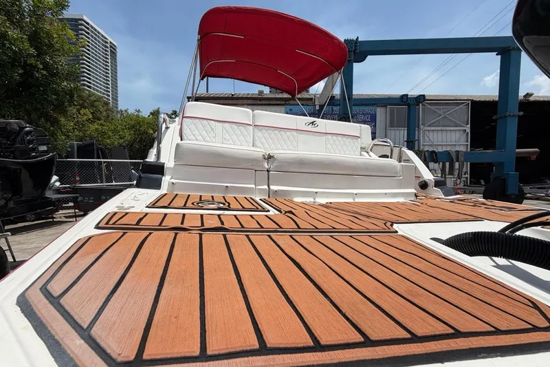 Slide: The Image of Barco Monterey M-65 2017 con toldo rojo y cubierta de madera. - 37