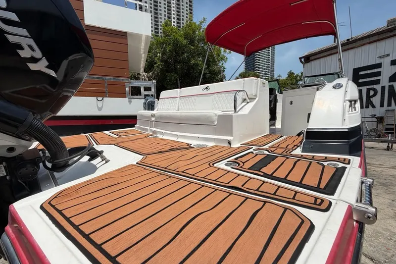 Slide: The Image of 2017 Monterey M-65 Boot mit Holzoptik-Deck und rotem Sonnendach. - 38