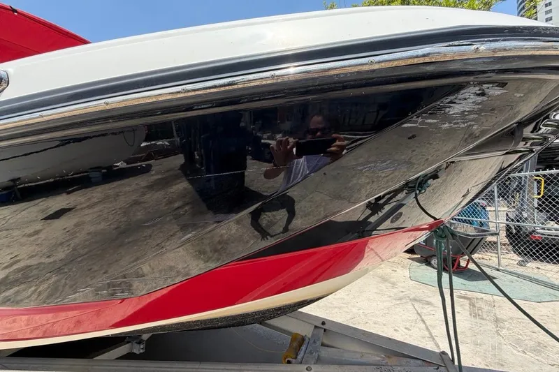 Slide: The Image of Bateau Monterey M-65 2017 sur remorque, gros plan de la coque. - 24