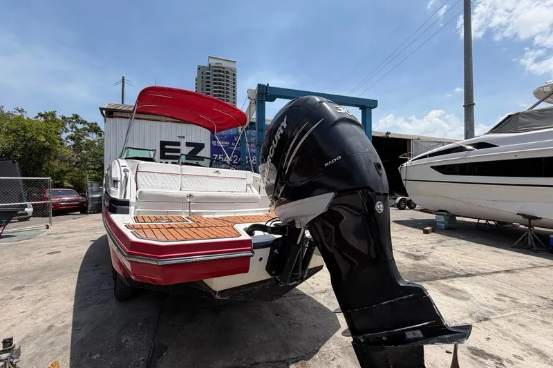 Slide: The Image of Barco Monterey M-65 2017 con motor fuera de borda en un área de estacionamiento. - 11