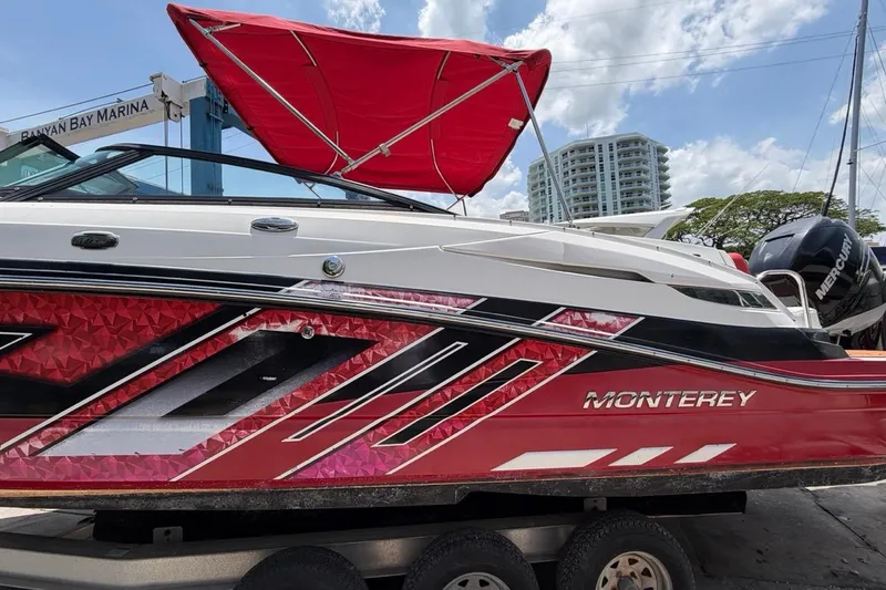 Slide: The Image of Barco Monterey M-65 2017 con diseño rojo en el muelle. - 17