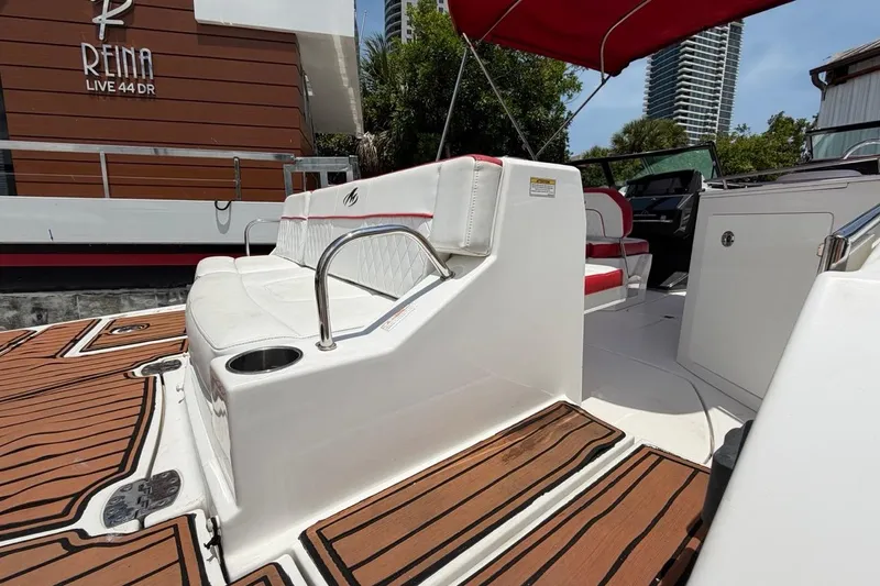 Slide: The Image of Monterey M-65 Boot 2017 mit luxuriösem Innenraum und Holzboden. - 43