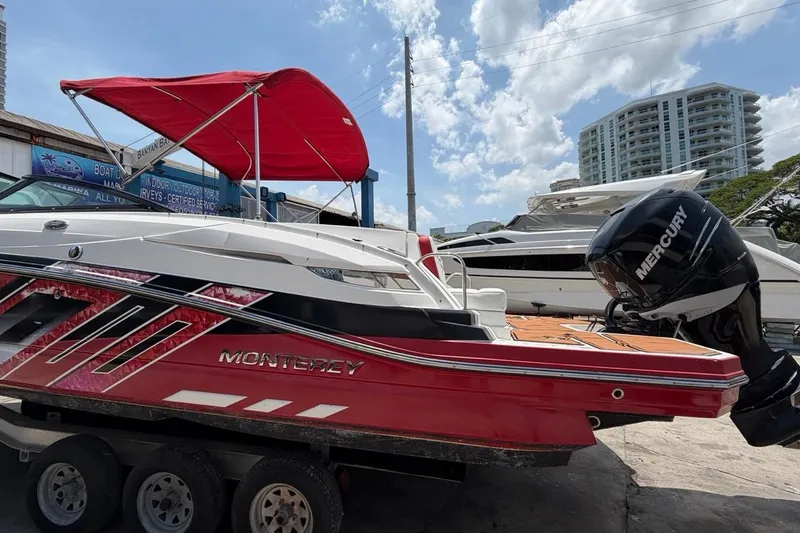 Slide: The Image of Bateau Monterey M-65 2017 avec auvent rouge et moteur Mercury. - 15