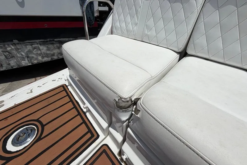 Slide: The Image of Asiento dañado en un barco Monterey M-65 de 2017. - 49