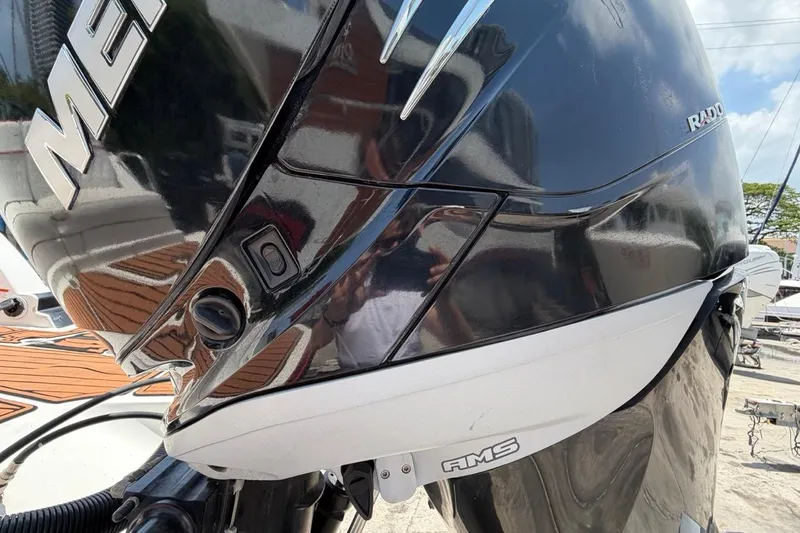 Slide: The Image of Close-up van een 2017 Monterey M-65 bootmotor. - 41