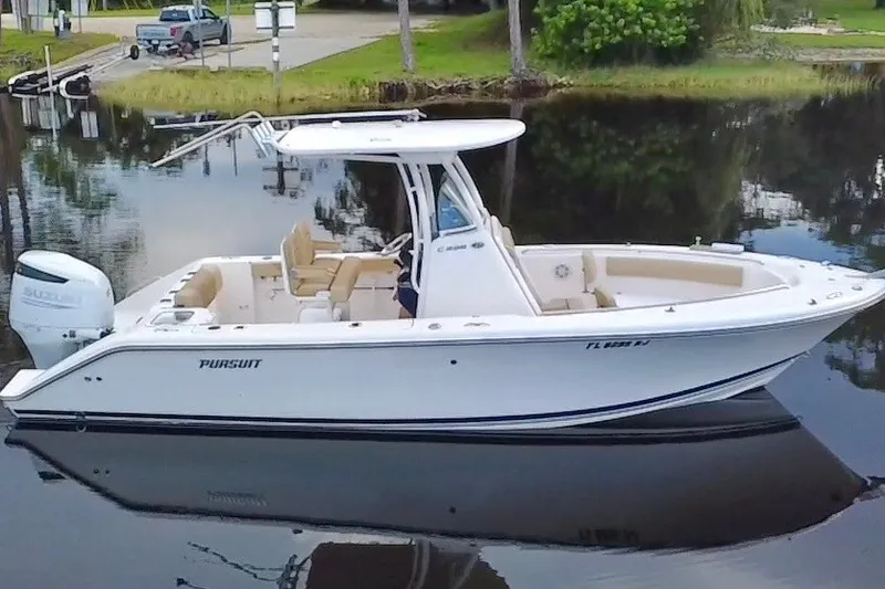 Slide: The Image of Una barca bianca Pursuit C 238 Center Console del 2017 su acque calme. - 25
