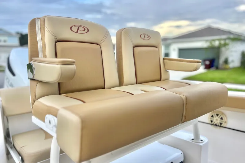 Slide: The Image of Sièges de bateau bicolores et rembourrés avec accoudoirs sur un Pursuit C 238 Center Console. - 36