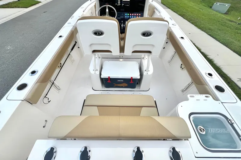 Slide: The Image of Vue intérieure d'un bateau Pursuit C 238 Center Console 2017 avec sièges et console de pilotage. - 30