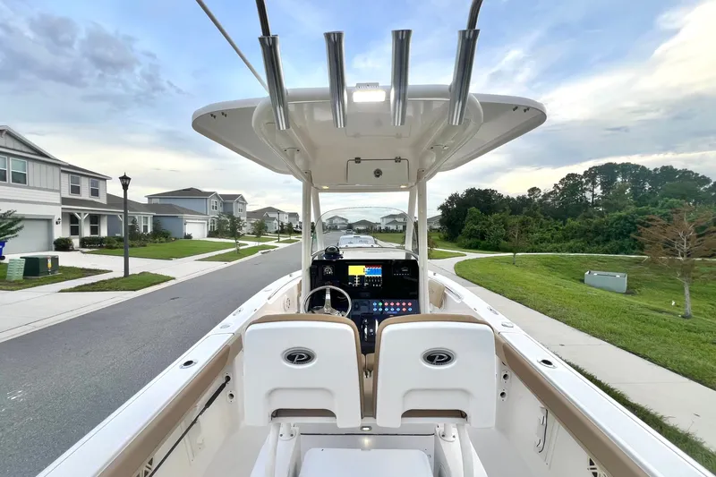 Slide: The Image of Pursuit C 238 Center Console 2017 op een achtergrond van een woonstraat. - 31
