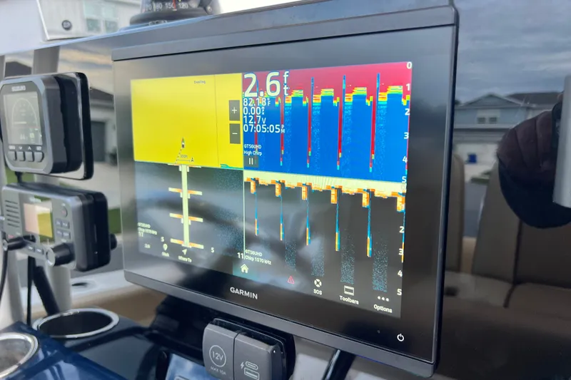 Slide: The Image of Un sondeur Garmin affiche des données de profondeur et de température sur un bateau Pursuit C 238 Center Console. - 50