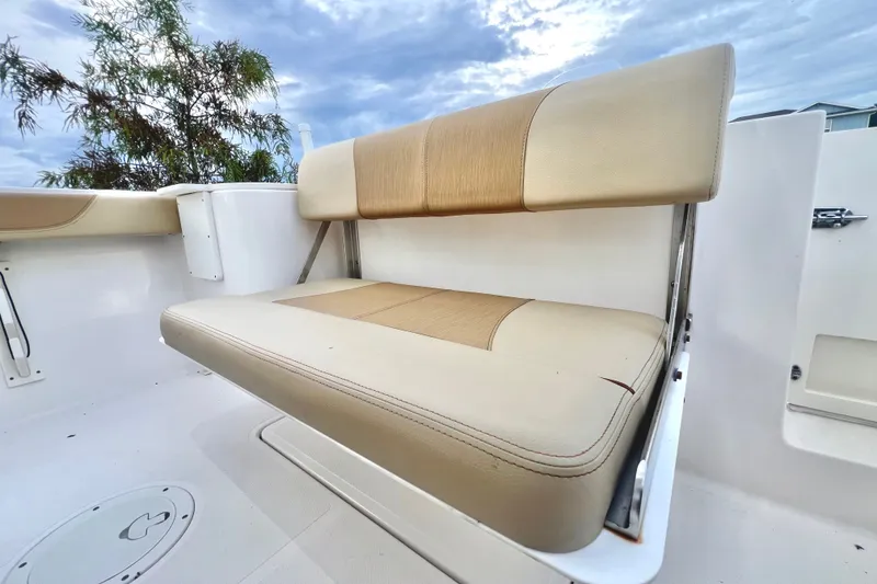 Slide: The Image of Sitzbank auf einem 2017er Pursuit C 238 Center Console Boot. - 33