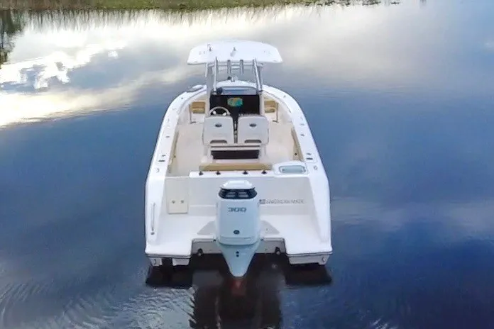 Slide: The Image of 2017 Pursuit C 238 Center Console auf ruhigem Wasser mit Außenbordmotor. - 23
