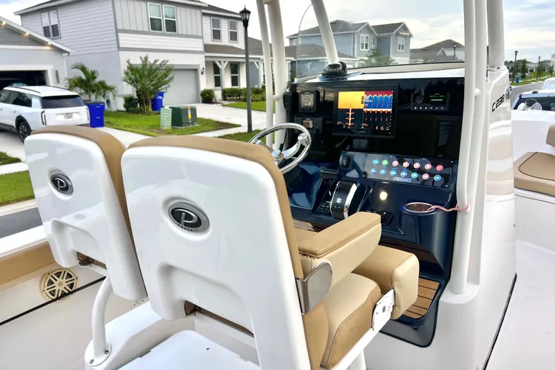 Slide: The Image of La imagen muestra la cabina de un barco Pursuit C 238 Center Console de 2017 con dos asientos y un timón moderno. - 47