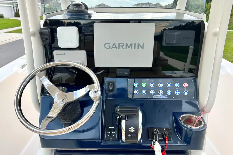 Slide: The Image of Das Bild zeigt das Steuerpult eines Pursuit C 238 Center Console Bootes von 2017 mit Garmin-Navigation. - 42
