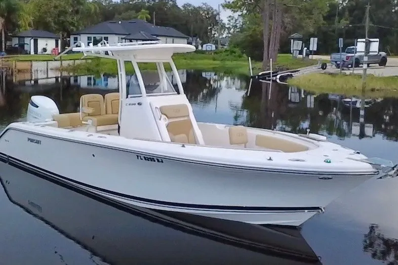 Slide: The Image of Un bateau blanc Pursuit C 238 Center Console de 2017 flotte sur des eaux calmes. - 26
