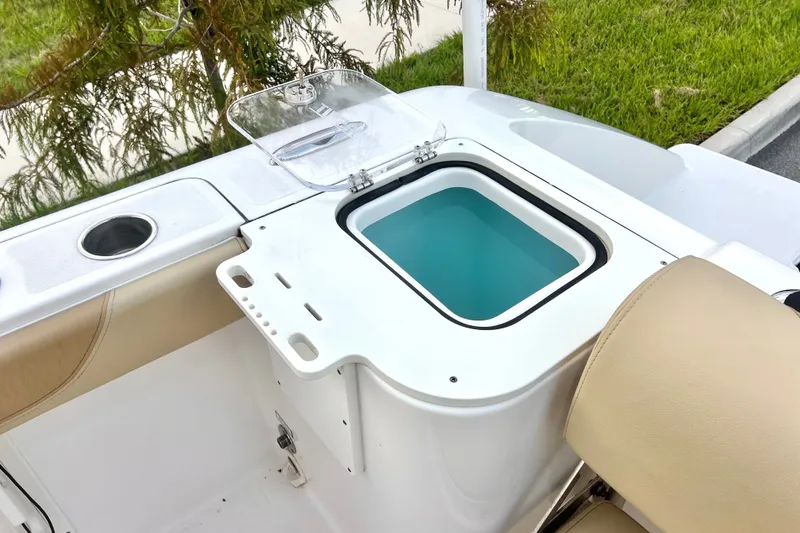 Slide: The Image of Een visbun op een Pursuit C 238 Center Console boot uit 2017. - 35