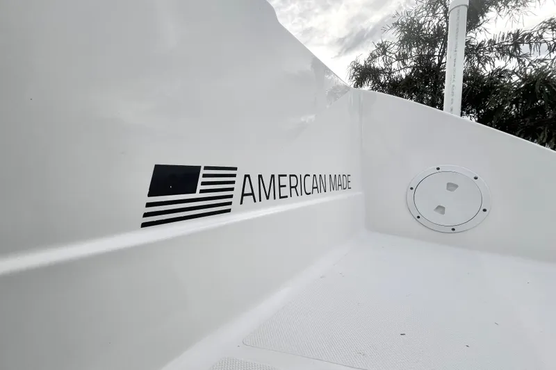 Slide: The Image of Primo piano del ponte di una barca con la scritta "American Made" e un motivo a bandiera. - 29
