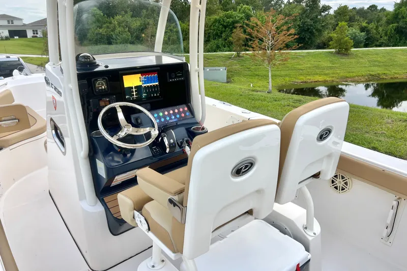 Slide: The Image of L'immagine mostra il cockpit di una barca Pursuit C 238 Center Console del 2017. - 46