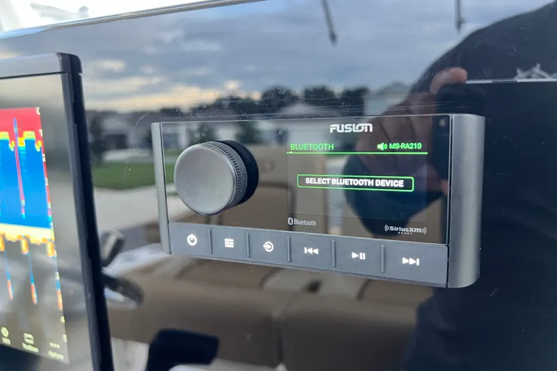 Slide: The Image of Sistema audio Bluetooth Fusion su una barca. - 51