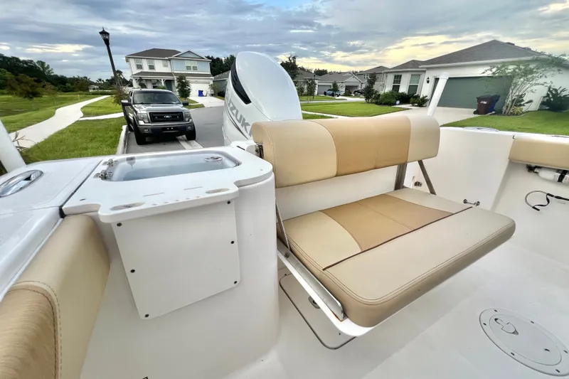 Slide: The Image of La Pursuit C 238 Center Console del 2017 presenta un sedile beige e un ponte pulito. - 32