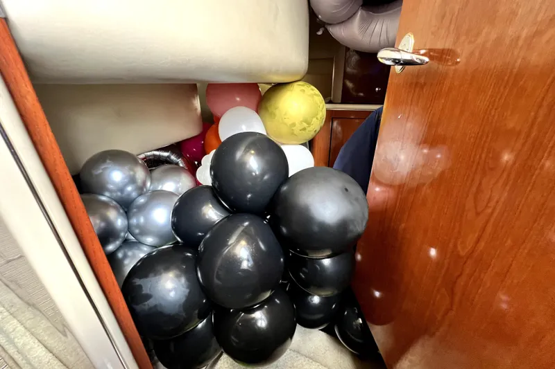 Slide: The Image of Balloons filling cabin of 2002 Sea Ray 450 Express Bridge yacht. - 19